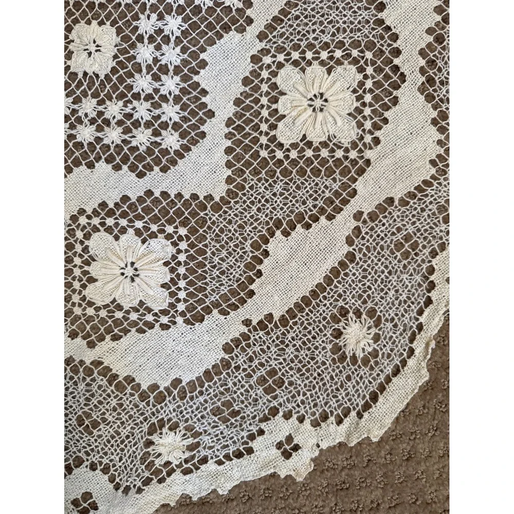 Vintage Round Lace Doily Cream Floral Embroidered Scalloped Table Topper 29 Inch